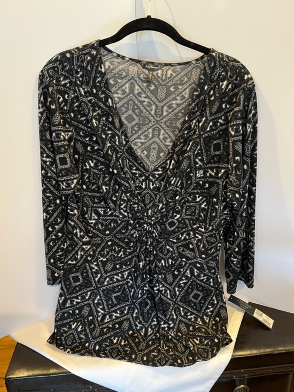 Daisy Fuentes Black and White Geometric V-Neck Twist Blouse